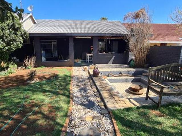Townhouse for sale in Dr Kenneth Kaunda, North West
