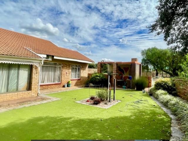 Townhouse for sale in Dr Kenneth Kaunda, North West