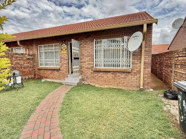 Townhouse for sale in Akasia, Gauteng