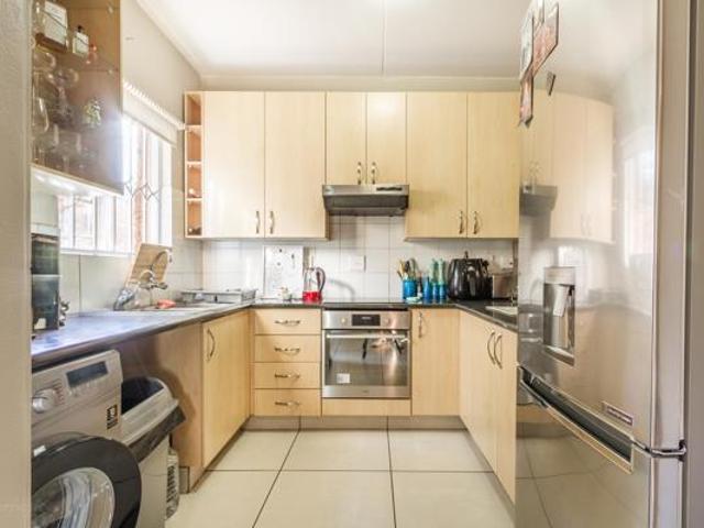Townhouse for rent in Waterkloof, Gauteng