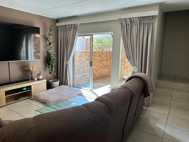 Townhouse for rent in Waterkloof, Gauteng