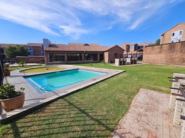 Townhouse for rent in Vosloorus, Gauteng