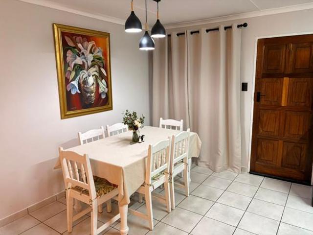 Townhouse for rent in Waterkloof, Gauteng