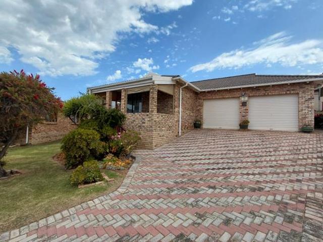 Townhouse for sale in Jeffreys Bay, Kouga Local Municipality