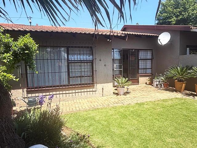 Townhouse for rent in Roodepoort, City of Johannesburg Metropolitan Municipality