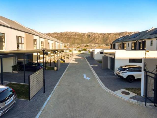 Townhouse for sale in Cape Town, Western Cape