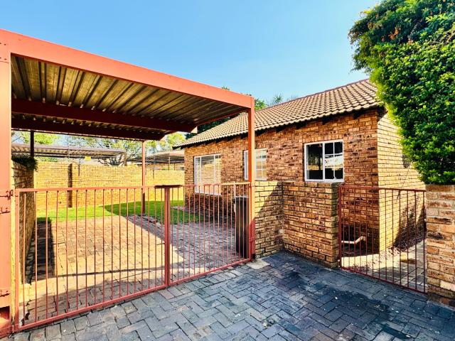 Townhouse for rent in Roodepoort
