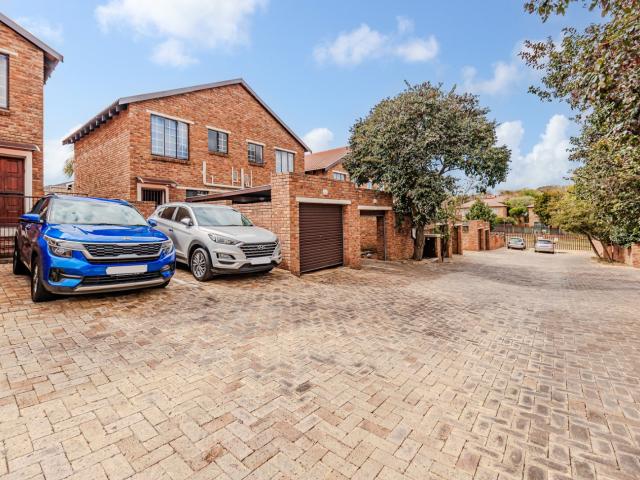 Townhouse for sale in Roodepoort, City of Johannesburg Metropolitan Municipality