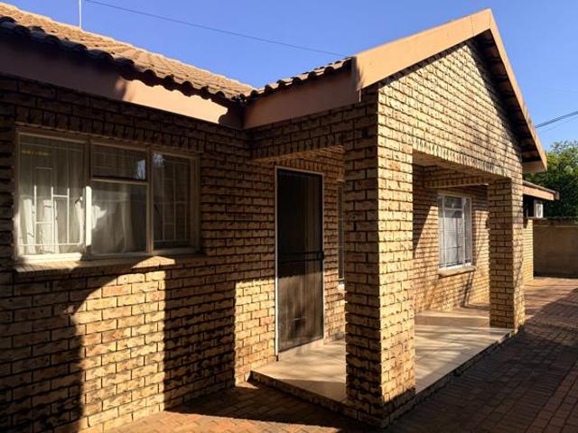 Townhouse for sale in Dr Kenneth Kaunda, North West
