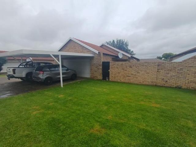 Townhouse for sale in Dr Kenneth Kaunda, North West