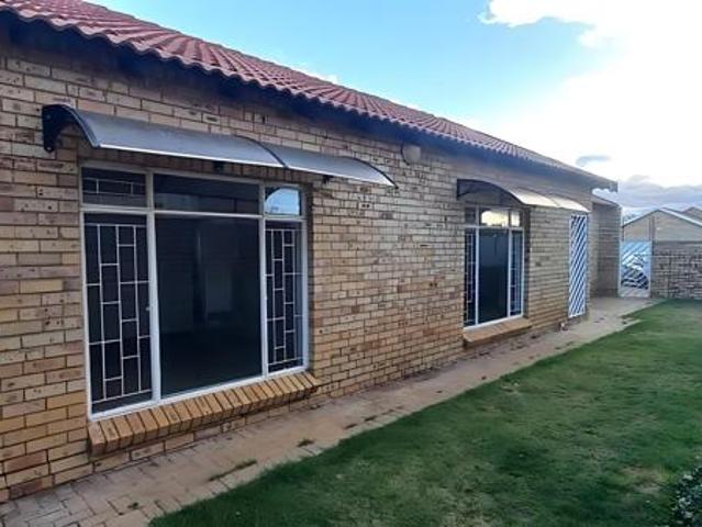 Townhouse for sale in Dr Kenneth Kaunda, North West