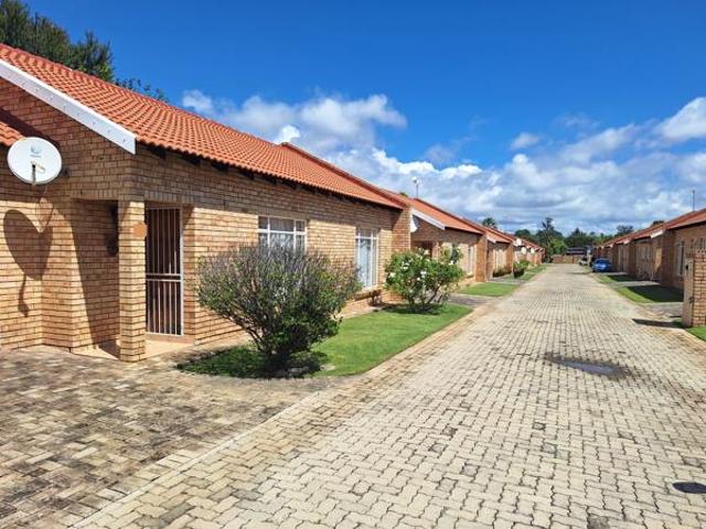 Townhouse for sale in Dr Kenneth Kaunda, North West