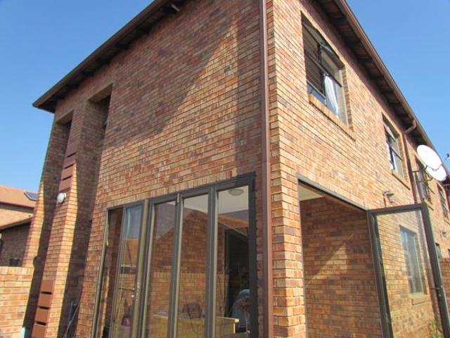 Townhouse for rent in Waterkloof, Gauteng
