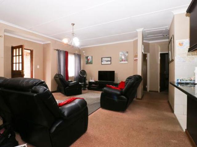 Townhouse for rent in Komani, Lukhanji Local Municipality
