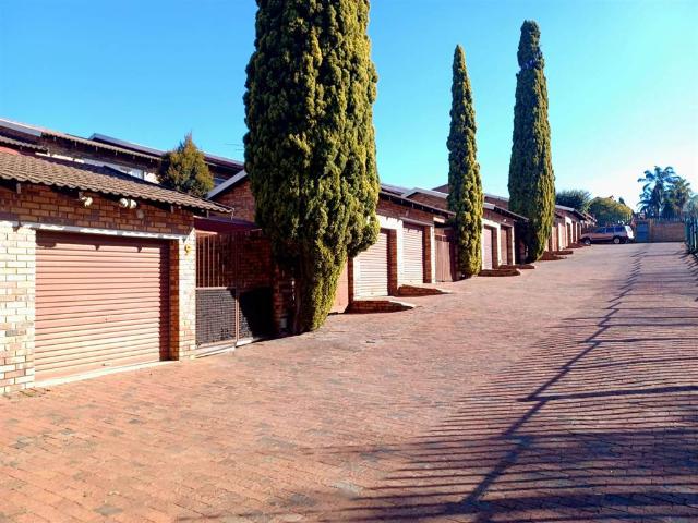 Townhouse for sale in Vosloorus, Gauteng