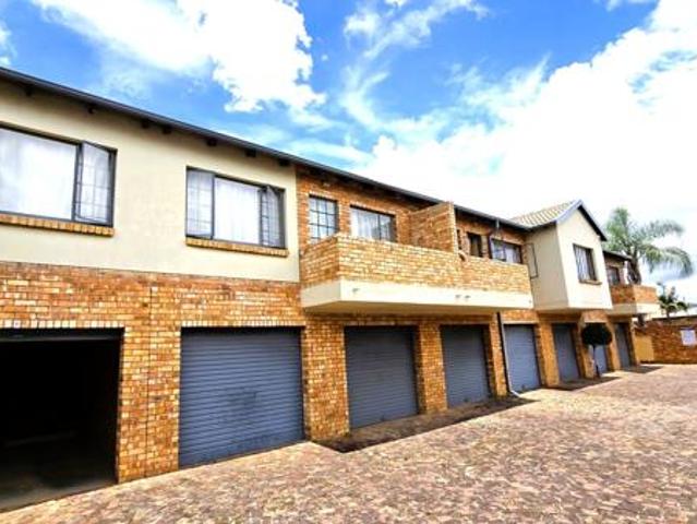 Townhouse for rent in Waterkloof, Gauteng