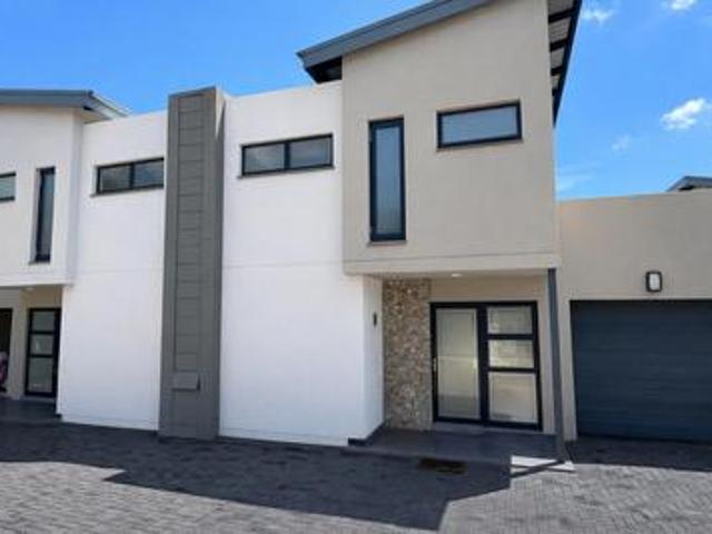 Townhouse for sale in Waterkloof, Gauteng