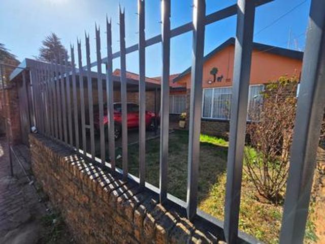 Townhouse for sale in Mohlakeng, Gauteng