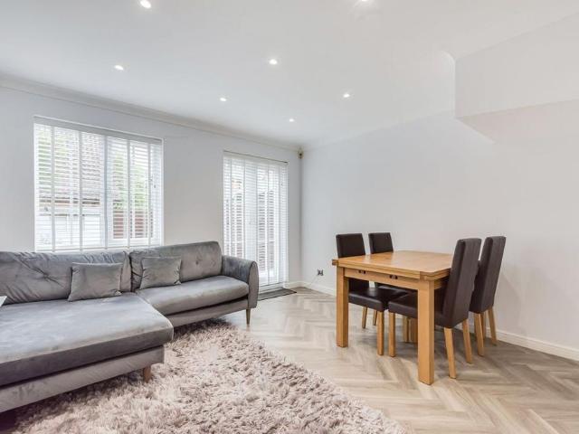 Townhouse for rent in Blackfen, Greater London
