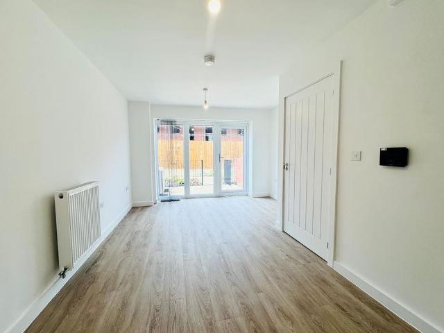 Townhouse for rent in New Normanton, East Midlands