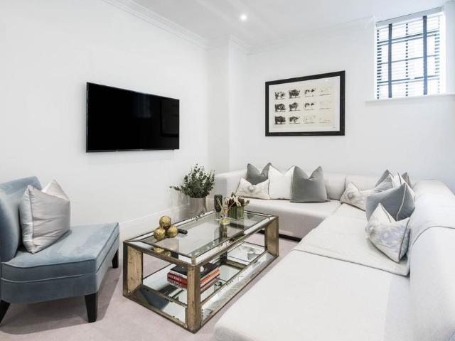 Townhouse for rent in London Borough of Hammersmith and Fulham, Greater London