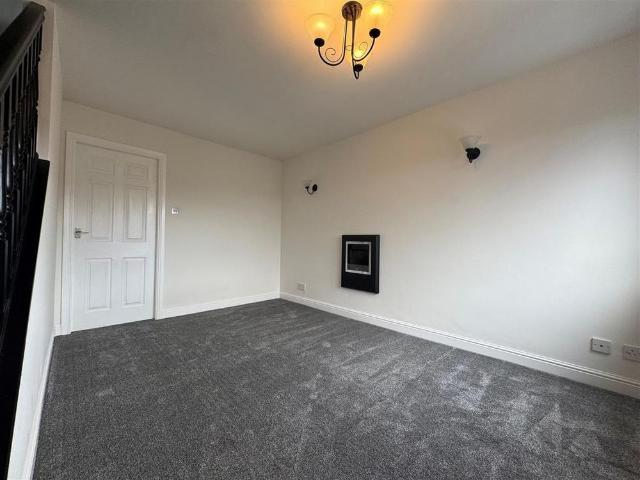 Townhouse for rent in Wooldale, West Yorkshire