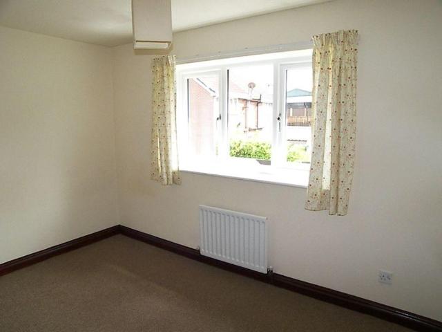 Townhouse for rent in Moses Gate, Lee Bank