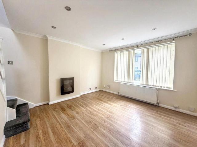 Townhouse for rent in Glasshoughton, Castleford