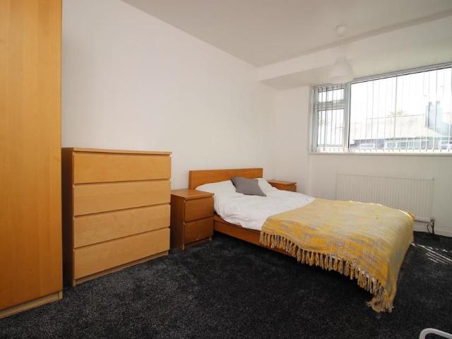 Townhouse for rent in Burley, West Yorkshire