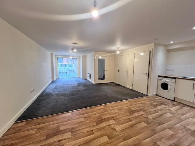 Townhouse for rent in Caldermill, East Midlands