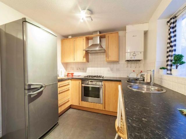 Townhouse for rent in Shaw and Crompton, Pendock