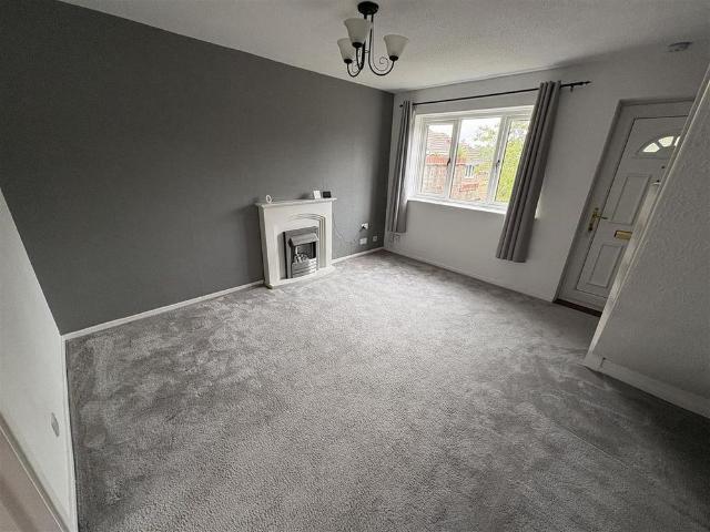 Townhouse for rent in Firthcliffe, Liversedge