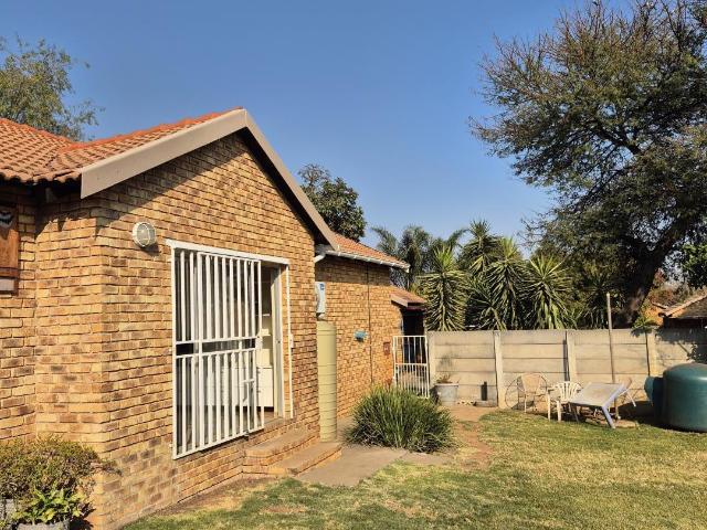 House for rent in Johannesburg Ward 97, Roodepoort