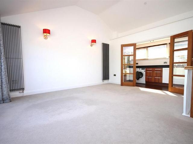Townhouse for rent in Leatherhead, Mole Valley