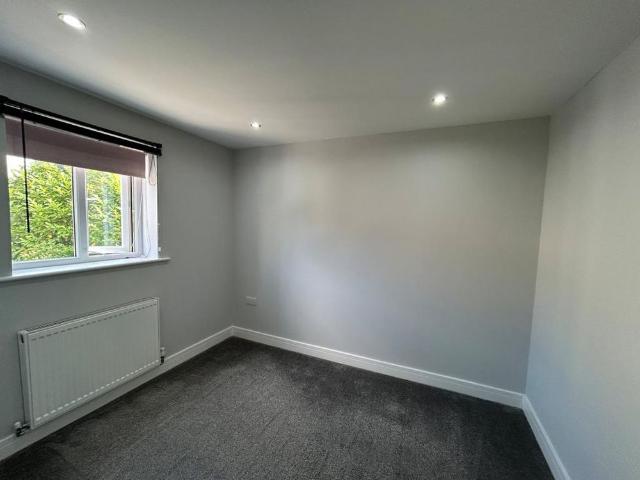 Townhouse for rent in Birkenshaw, West Yorkshire