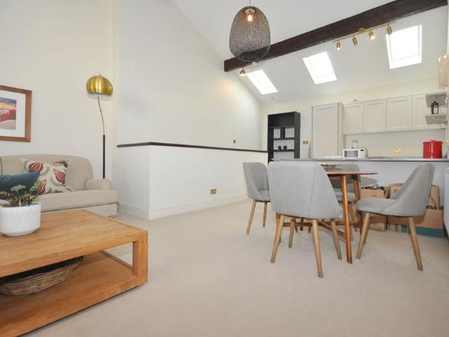 Townhouse for rent in Ewens Farm, Cheltenham
