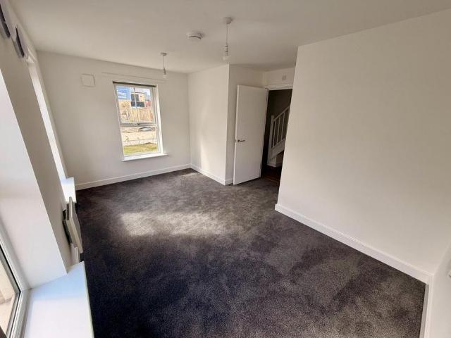 Townhouse for rent in Austhorpe, West Yorkshire