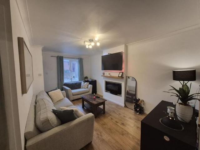 Townhouse for rent in Dixons Green, West Midlands