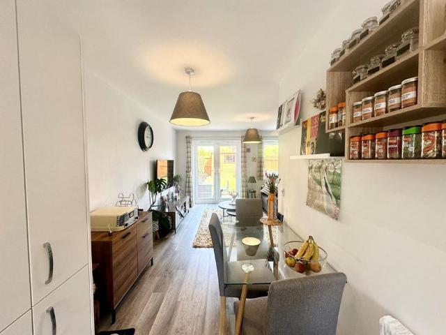 Townhouse for rent in Wilford Fields, Barton In Fabis