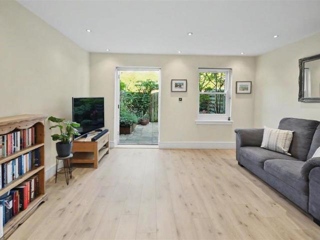 Townhouse for rent in Milverton, Green Close