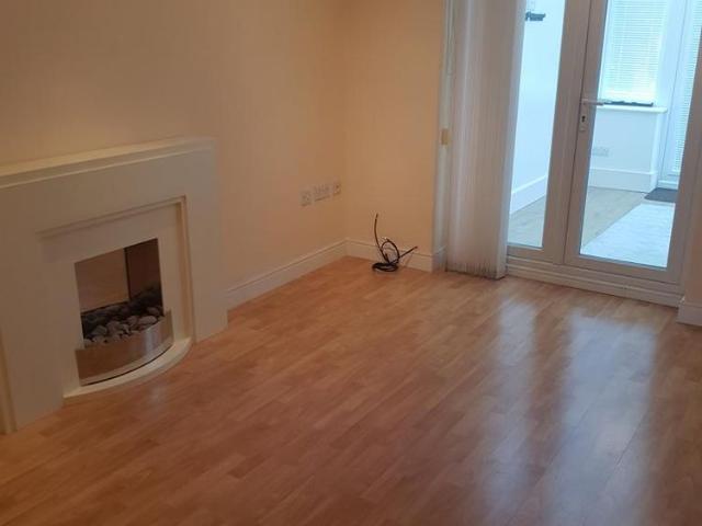 Townhouse for rent in Brackenfield, East Midlands