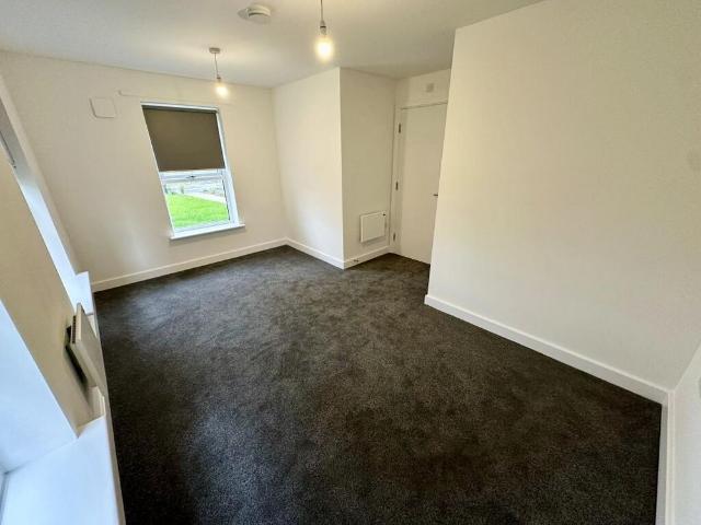 Townhouse for rent in Austhorpe, West Yorkshire