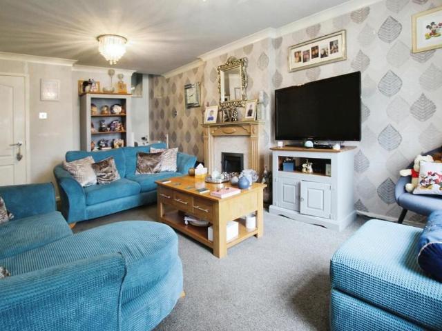 Townhouse for rent in Churwell, West Yorkshire