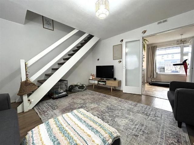 Townhouse for rent in Elmfield, Leicestershire