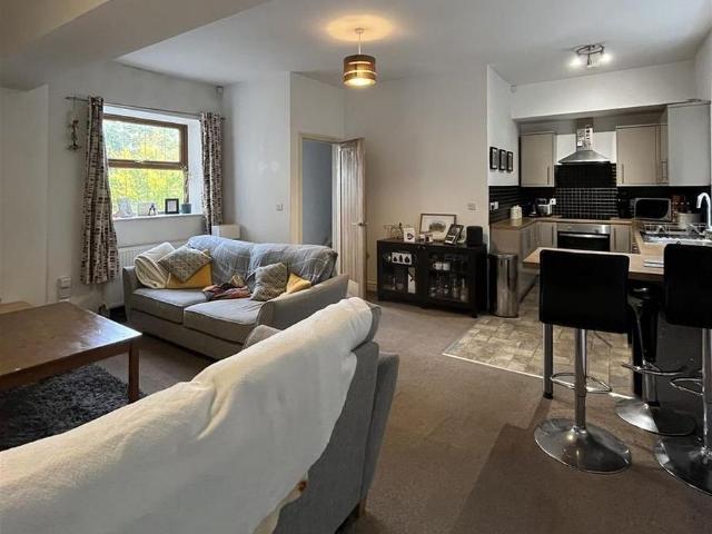 Townhouse for rent in Delph Hill, Calderdale