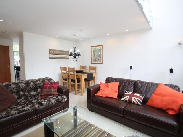 Townhouse for rent in Abbey End, Green Close