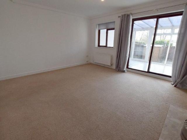 Townhouse for rent in Stone, Baswich
