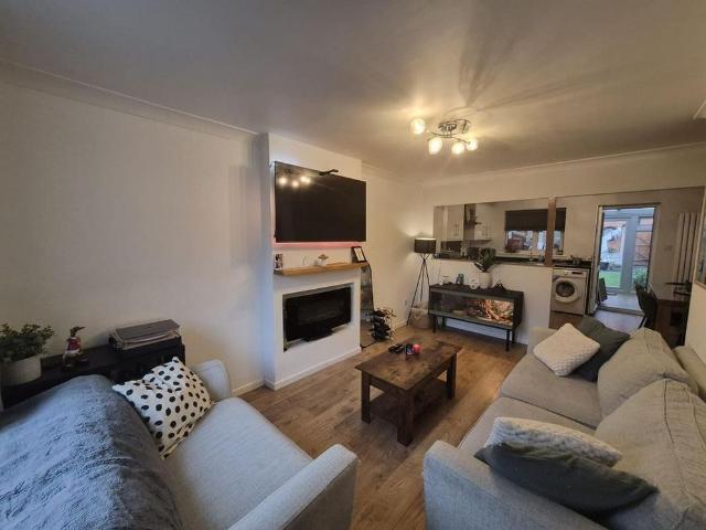 Townhouse for rent in Dixons Green, West Midlands