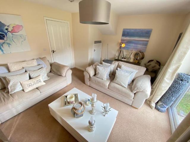 Townhouse for rent in Elmfield, Leicestershire