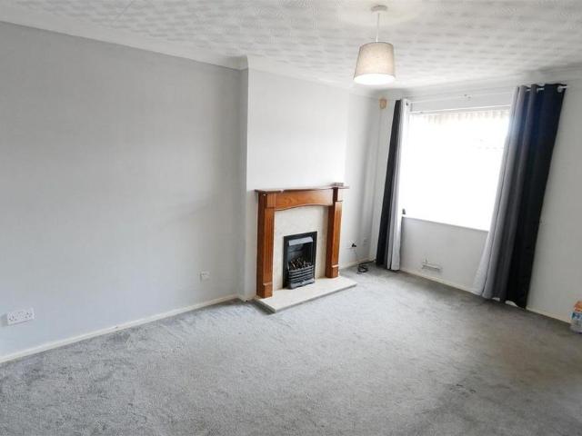 Townhouse for rent in Churwell, West Yorkshire